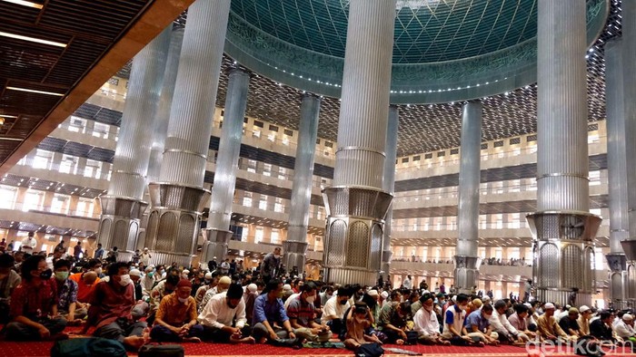 Masjid Istiqlal Jakarta gelar salat Jumat berjamaah dengan merapatkan saf. Meski begitu, sejumlah protokol kesehatan tetap diterapkan guna cegah Corona.