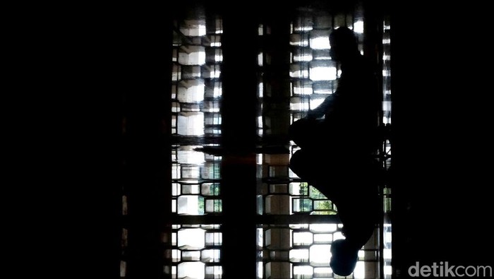 Melihat Pelaksanaan salat Jumat Berjamaah di Masjid Istiqlal Masjid Istiqlal Jakarta kembali menggelar salat Jumat berjamaah. Warga pun antusias salat Jumat berjamaah di sana. Ini potretnya.