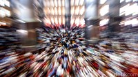 Jamaah menunaikan salat Jumat di Masjid Istiqlal, Jakarta Pusat, Jumat (25/3/2022).