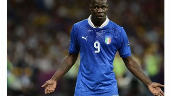 Netizen ini menilai Italia harusnya memanggil Mario Balotelli biar lini depan lebih garang. Foto: Twitter