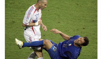 Ini adalah momen paling diingat ketika terakhir kalinya Italia masuk babak gugur Piala Dunia, yaitu di 2006. Foto: Twitter