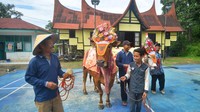 Pacu Jawi (bahasa Minang) atau yang dapat disebut sebagai balapan sapi dalam bahasa Indonesia merupakan tradisi sehabis masa panen padi sebagai wujud rasa syukur yang digelar setiap bulan dan bergantian di empat kecamatan di Kabupaten Tanah Datar, Sumatera Barat, yakni Kecamatan Limo Kaum, Rambatan, Pariangan dan Sungai Tarab.  