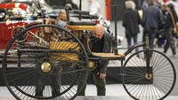 Pengunjung melihat replika mobil pertama Benz Patent-Motorwagen 1 dari tahun 1885.