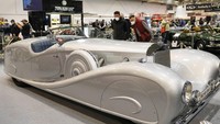 Pengunjung melihat mobil antik Mercedes-Benz 500K dari tahun 1936.
