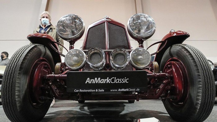 Mengunjungi Pameran Mobil Klasik di Jerman Visitors pass vintage Porsche cars at the international classic and vintage car show