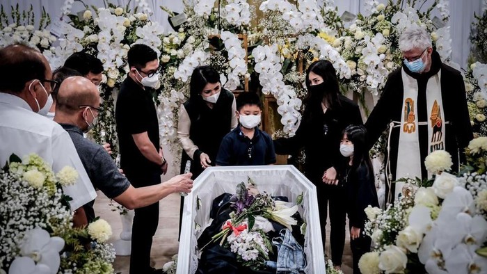 Kabar duka datang dari Wamenparekraf Angela Tanoesoedibjo. Ayah mertua Angela, Roy Rahardja Dharmajaya tutup usia pada Rabu, 23 Maret 2022 dini hari.
