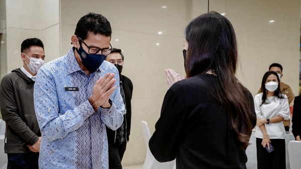 Sandiaga pun tampak datang ke rumah duka tempat mendiang disemayamkan di Rumah Duka Grand Heaven, Pluit, Penjaringan, Jakarta Utara. Menparekraf mendoakan mendiang dapat diterima dalam damai serta keluarga yang ditinggalkan diberi ketabahan dan kesabaran. Sandiaga pun tampak datang ke rumah duka tempat mendiang disemayamkan di Rumah Duka Grand Heaven, Pluit, Penjaringan, Jakarta Utara. Menparekraf mendoakan mendiang dapat diterima dalam damai serta keluarga yang ditinggalkan diberi ketabahan dan kesabaran.