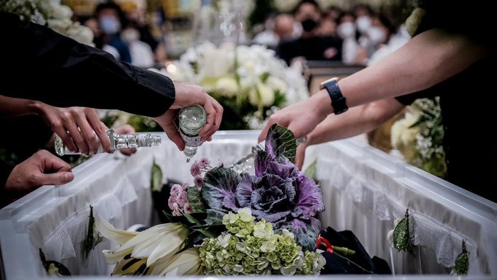 Kabar duka datang dari Wamenparekraf Angela Tanoesoedibjo. Ayah mertua Angela, Roy Rahardja Dharmajaya tutup usia pada Rabu, 23 Maret 2022 dini hari.