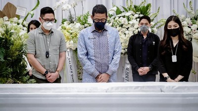 Mertua Wamenparekraf Angela Tutup Usia, Sandiaga Melayat ke Rumah Duka