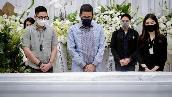 Kabar duka datang dari Wakil Menteri Pariwisata dan Ekonomi Kreatif, Angela Tanoesoedibjo. Ayah mertua Wamenparekraf Angela, Roy Rahardja Dharmajaya, meninggal dunia di usia 62 tahun pada Rabu, 23 Maret 2022 dini hari. Kabar duka datang dari Wakil Menteri Pariwisata dan Ekonomi Kreatif, Angela Tanoesoedibjo. Ayah mertua Wamenparekraf Angela, Roy Rahardja Dharmajaya, meninggal dunia di usia 62 tahun pada Rabu, 23 Maret 2022 dini hari.