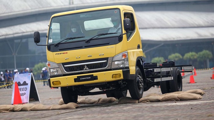 Mitsubishi Siap Sambut Aturan Emisi Euro 4 Pemerintah akan menerapkan aturan emisi Euro 4 gas buang kendaraan per April 2022. Mitsubishi pun mengubah spesifikasi serta nama besar Cold Diesel menjadi Canter.