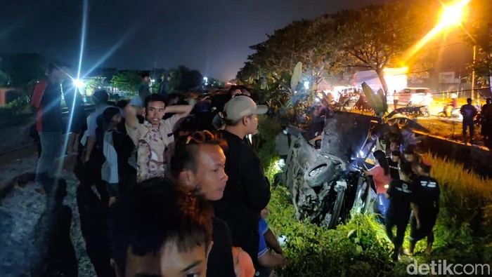 mobil tertabrak kereta api