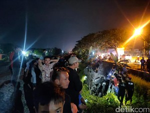 Sebuah Mobil Terpental Setelah Tertabrak KA di Lamongan, Sopir Luka Berat