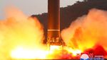 Momen Kim Jong-Un Tinjau Uji Tembak Rudal Antarbenua Korut