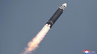 Oniki mengatakan bahwa kementerian belum menerima laporan kerusakan kapal atau pesawat. Dia menyebut peluncuran itu sebagai ancaman serius bagi keamanan Jepang. Secara terpisah, Presiden Korea Selatan (Korsel) Moon Jae-in mengonfirmasi bahwa Korea Utara telah menembakkan rudal balistik antarbenua (ICBM) hari Kamis (24/3/2022) waktu setempat. Ini pertama kalinya Pyongyang meluncurkan senjata yang begitu kuat sejak 2017.