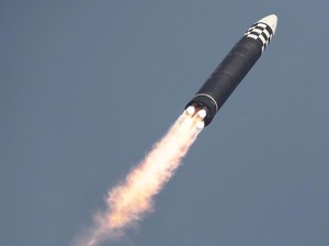 Korea Utara Luncurkan Rudal Balistik Antarbenua-2 Rudal Jarak Dekat