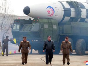 Momen Kim Jong-Un Tinjau Uji Tembak Rudal Antarbenua Korut