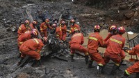 Petugas bekerja keras melakukan pencarian korban dan bagian pesawat Boeing 737-800 milik maskapai China Eastern Airlines yang jatuh di wilayah Guangxi, sekitar 2.000 km arah selatan Ibu Kota Beijing.  (Lu Boan/Xinhua via AP).  