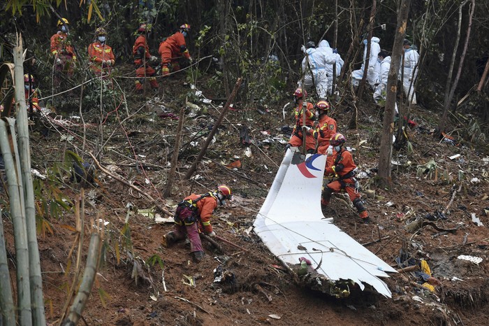 Pencarian korban-bagian pesawat China Eastern Airlines yang jatuh di wilayah Guangxi terus dilakukan. Kotak hitam kedua pesawat itu diketahui telah ditemukan.