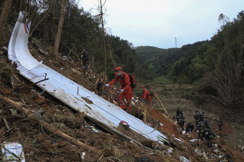 Pencarian korban-bagian pesawat China Eastern Airlines yang jatuh di wilayah Guangxi terus dilakukan. Kotak hitam kedua pesawat itu diketahui telah ditemukan.