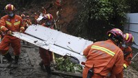 Sementara itu, sebelumnya petugas gabungan juga telah berhasil menemukan kotak hitam (black box) pertama pesawat Boeing 737-800 milik maskapai China Eastern Airlines. (Lu Boan/Xinhua via AP).