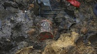 Puing-puing dari pesawat Boeing 737-800 itu termasuk bilah mesin, stabiliser ekor horisontal dan puing-puing bagian sayap ditemukan dalam area radius 30 meter dari titik tabrakan utama dengan kedalaman 20 meter. (Xu Dong/Xinhua via AP).