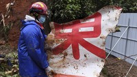 Terkait dengan penemuan kotak hitam (black box) pesawat, laporan media pemerintah China menyebut diperlukan waktu 10-15 hari bagi perekam suara kokpit itu untuk sampai pada analisis awal, dan waktu lebih lama lagi sebelum mencapai kesimpulan akhir yang bisa disajikan dalam laporan resmi. (Lu Boan/Xinhua via AP).