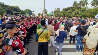 Hendak ke Depan Istana, Massa PA 212 Dorong-dorongan dengan Polisi