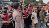 Kericuhan tak terhindarkan. Massa terus meneriakkan kata-kata agar polisi membuka jalan.