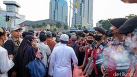 Pantauan detikcom, Jumat (25/3/2022) pukul 16.00 WIB, massa aksi PA 212 awalnya berada di kawasan Patung Kuda, Jakarta Pusat. Mereka memaksa agar bisa bergerak ke depan Istana.