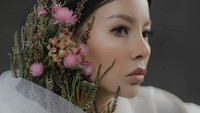 Menurutnya rahasia hidup bahagia adalah menyayangi badan dan menjauhi pikiran negatif. (Foto: dok. Instagram @only_olivelee) 