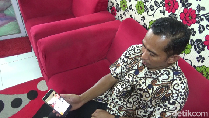 Pak Ribut saat menunjukkan video utuh yang dia ambil dan diunggah sebagian di TikTok kemudian viral. Pak Ribut saat menunjukkan video utuh yang dia ambil dan diunggah sebagian di TikTok kemudian viral.