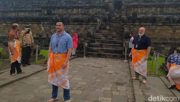 Rombongan delegasi G20 naik ke Candi Borobudur di Kabupaten Magelang. Mereka tampak memakai sandal upanat.