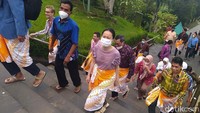 Rombongan delegasi ini mulai menaiki Candi Borobudur pukul 16.40 WIB. Saat itu, jam kunjungan bagi wisatawan tetap tutup sehingga mereka dengan leluasa berada di kompleks Candi Borobudur.