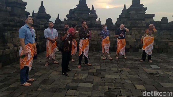 Rombongan delegasi G20 naik ke Candi Borobudur di Kabupaten Magelang. Mereka tampak memakai sandal upanat.