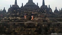 Rombongan delegasi G20 dengan memakai sandal upanat naik Candi Borobudur di Kabupaten Magelang.
