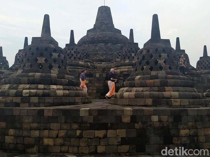 Rombongan delegasi G20 naik ke Candi Borobudur di Kabupaten Magelang. Mereka tampak memakai sandal upanat.