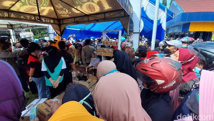 Pasar murah yang digelar di kantor Disperindag Sultra.