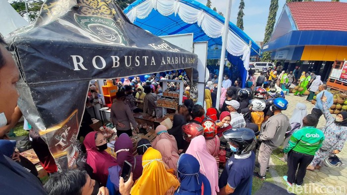 Pasar murah yang digelar di kantor Disperindag Sultra.