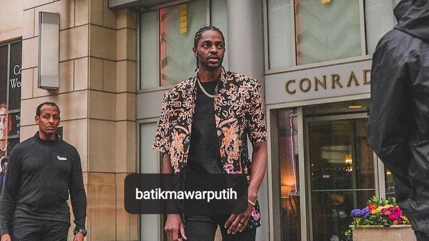 Pebasket NBA Justin saat memamerkan batik Kota Blitar