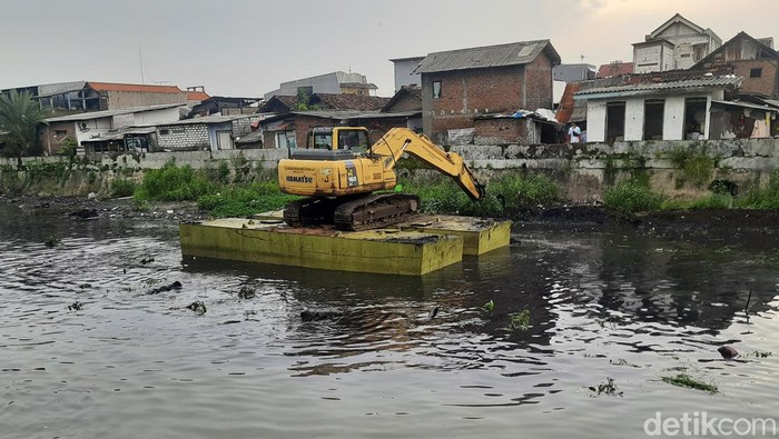 Pembersihan Sungai Asemrowo Surabaya yang banyak ditemukan popok, plastik, dan sebagainya