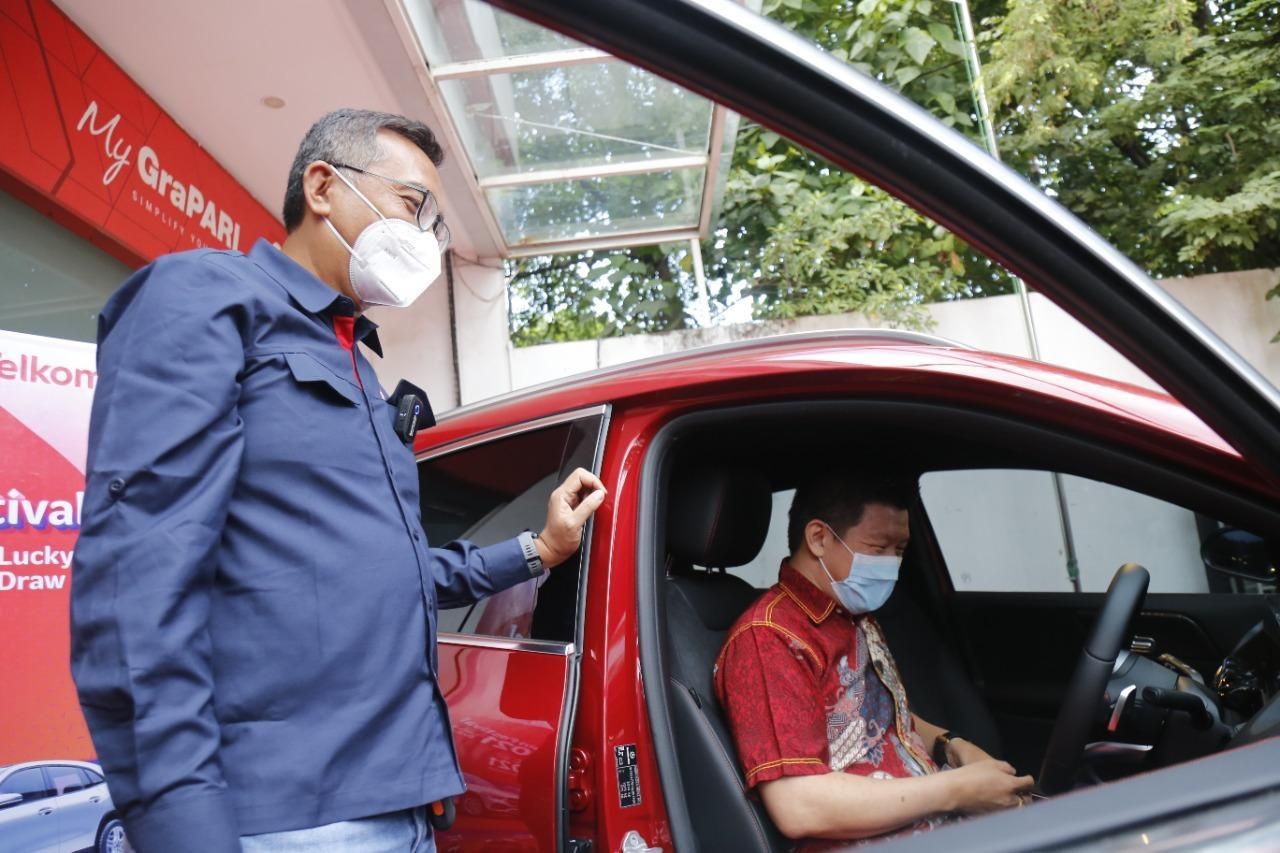 Pemenang POIN FESTIVAL 2021, Ling Hok saat mencoba Mercedes Benz GLA 200 dari Telkomsel