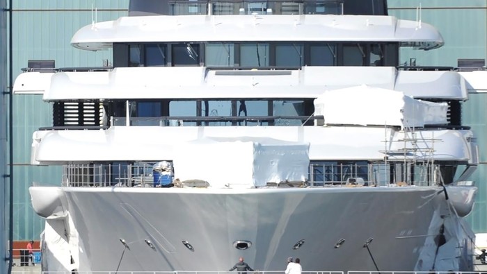 Sebuah superyacht yang disebut milik Vladimir Putin ditambatkan di pelabuhan Italia. Kapal super mewah yang ditaksir bernilai Rp 9,4 triliun itu terancam disita
