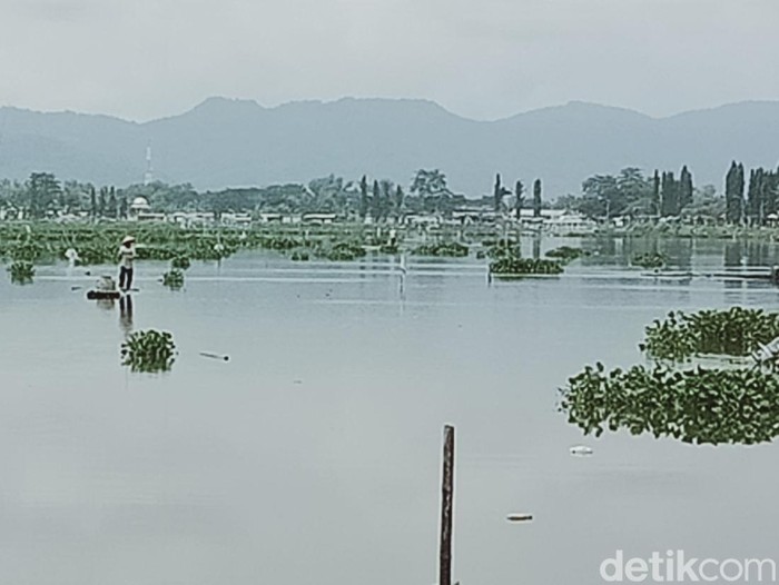 Perbukitan di Kecamatan Bayat membentang dari barat ke timur, dilihat dari Rawa Jombor.
