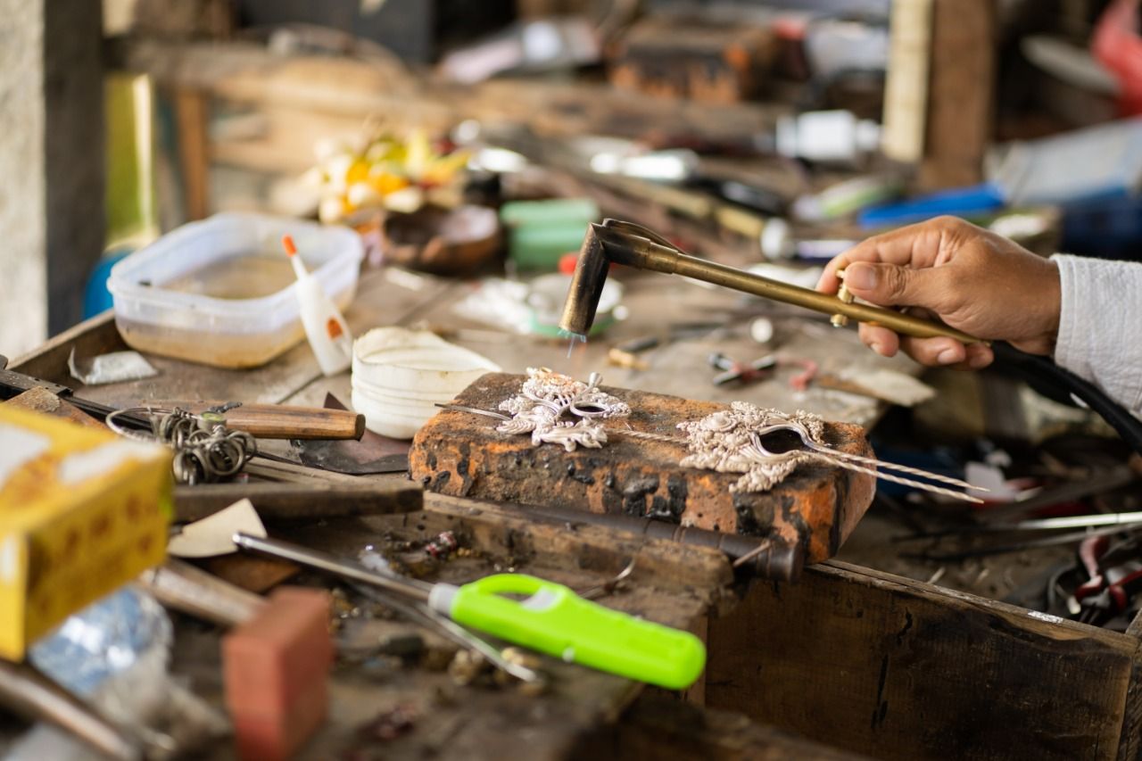 Tulola Jewelry gandeng seniman keris Bali I Made Pada. Bertajuk Ketenangan Jiwa, koleksi perhiasan ini turut menandai kehadiran Pustaka Tulola.
