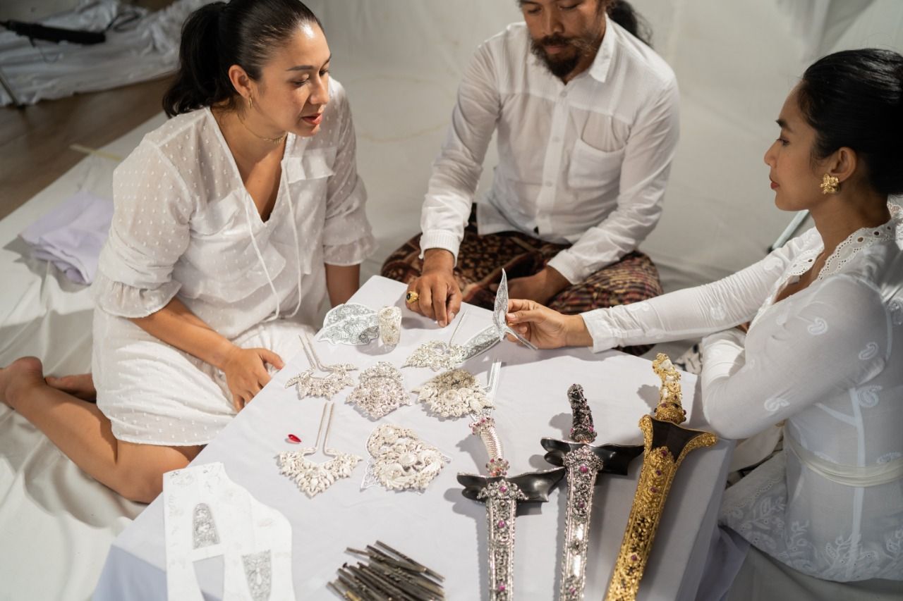 Tulola Jewelry gandeng seniman keris Bali I Made Pada. Bertajuk Ketenangan Jiwa, koleksi perhiasan ini turut menandai kehadiran Pustaka Tulola.