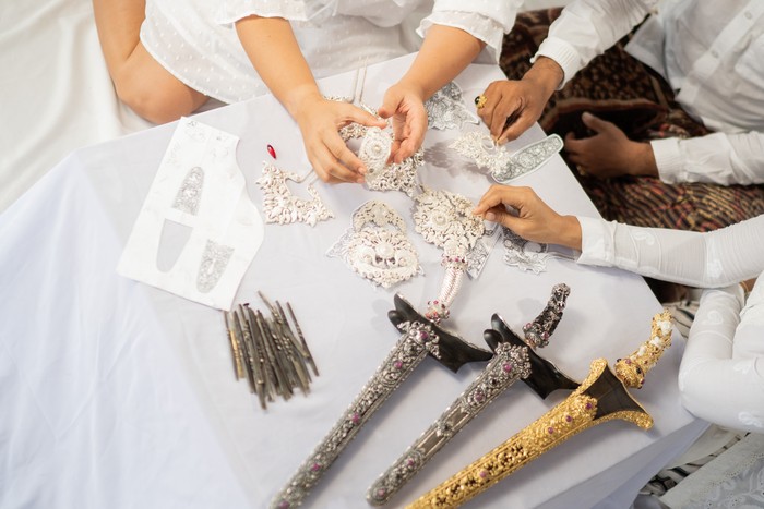 Koleksi perhiasan Ketenangan Jiwa, buah kolaborasi Tulola Jewelry dan I Made Pada untuk Pustaka Tulola. (Foto: Dok. Tulola Jewelry) Koleksi perhiasan Ketenangan Jiwa, buah kolaborasi Tulola Jewelry dan I Made Pada untuk Pustaka Tulola. (Foto: Dok. Tulola Jewelry)