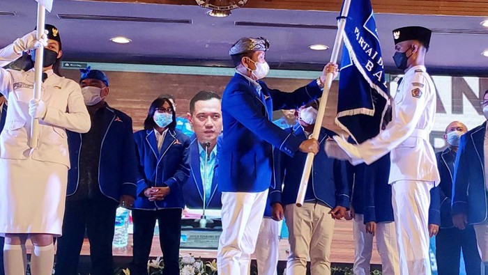 Pesan AHY Kepada Kader Demokrat Bali Usai Pelantikan Ketum Partai Demokrat Agus Harimurti Yudhoyono (AHY) melantik para pengurus DPD Partai Demokrat Provinsi Bali dan Provinsi Papua Barat. Ia pun berpesan untuk segera langsung turun kerja demi rakyat.