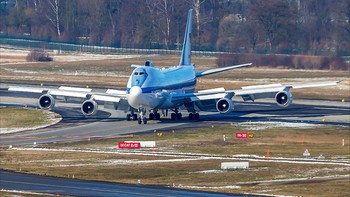 Disebut sebagai pesawat kiamat karena pesawat itu didesain sebagai pusat kontrol dan komando andaikan ada perang nuklir. Salah satu jet itu, yang berbasis Boeing 747, sudah terbang ke markas Angkatan Udara Inggris di Suffolk. Ia sempat mengisi bahan bakar di udara saat melewati lautan Atlantik. Foto: Defense News