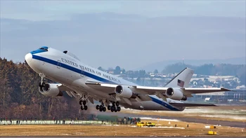 Seperti disebutkan, pesawat ini secara teoritis mampu bertahan dari serangan nuklir, ditambah efek pulsa elektromagnetik, sambil tetap menjaga para pemimpin bisa berhubungan dengan para pemimpin dunia lainnya melalui komunikasi satelit. Foto: Defense News